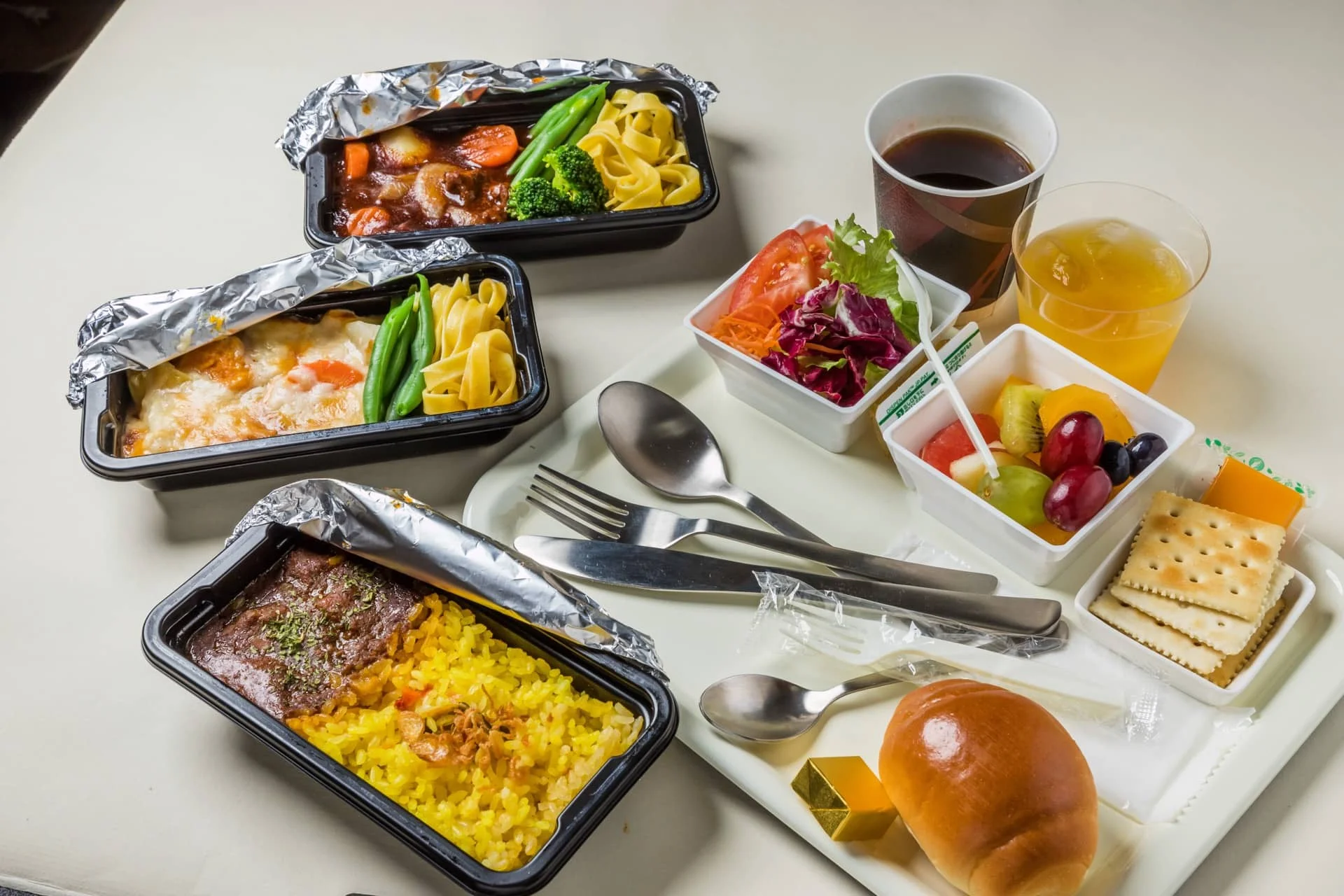 ハワイアン航空の機内食はまずい？2026年最新メニューと評判の真相