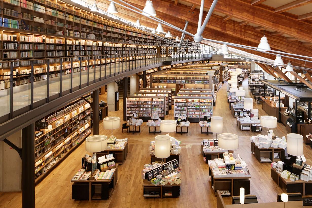 武雄市図書館の光と影｜ツタヤ運営の炎上真相と現在の評判を徹底解明