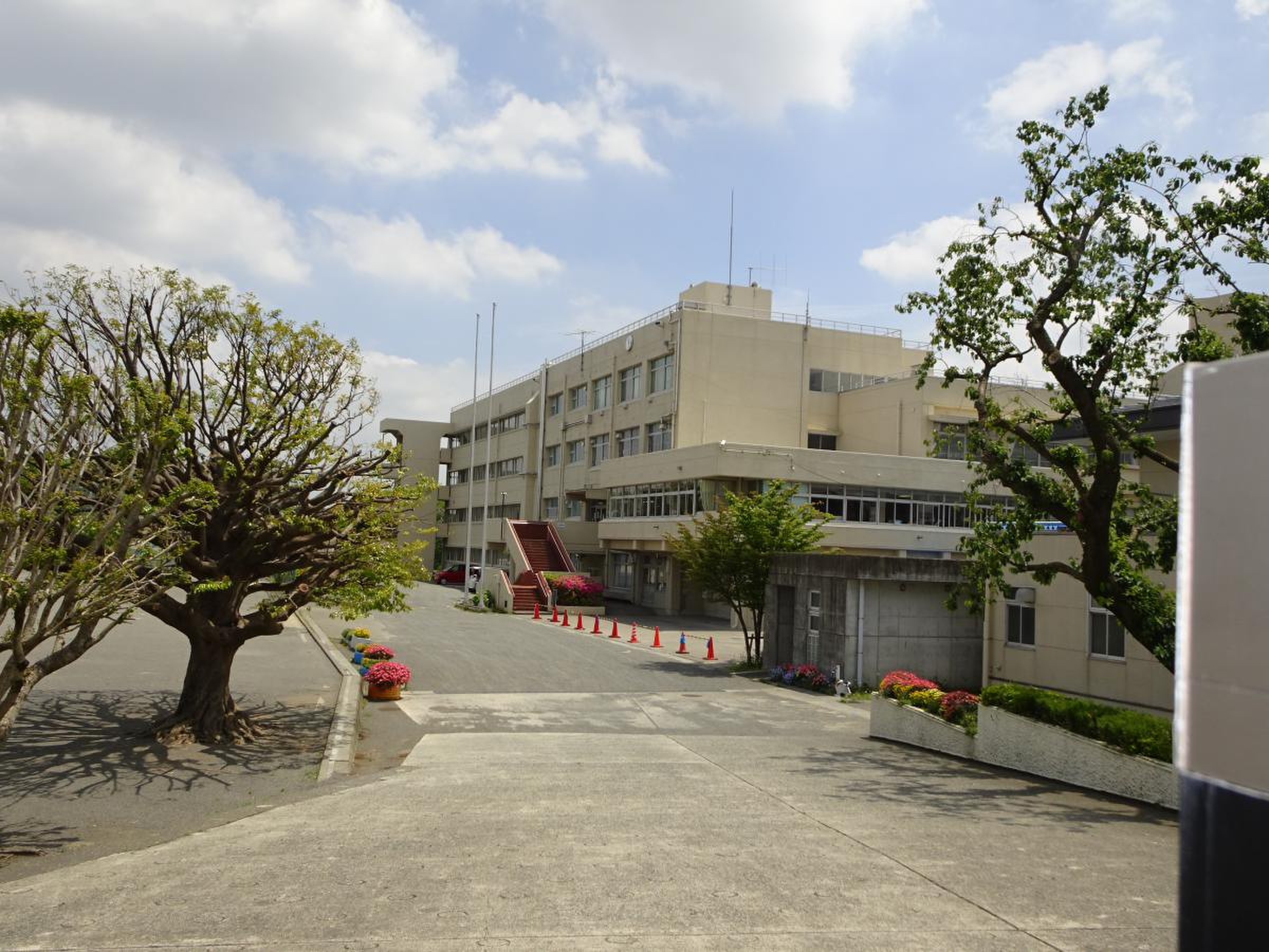厚木市立戸室小学校の評判と学区は？進学先や子育て環境を徹底解説