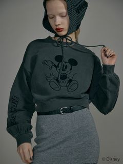 2026年春の世界的トレンドへ。大人たちが「ミッキー マウス スウェット」を今さら手放せない理由