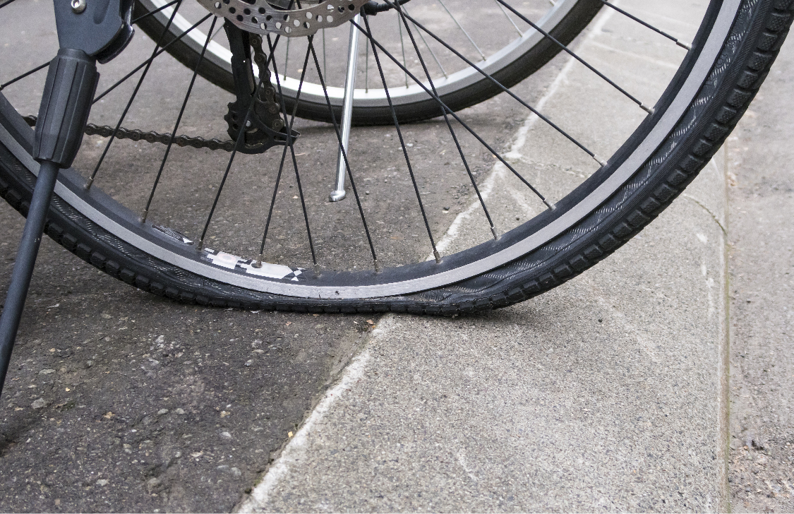 自転車のパンク原因と修理代相場！出先応急処置や交換判断を徹底解説