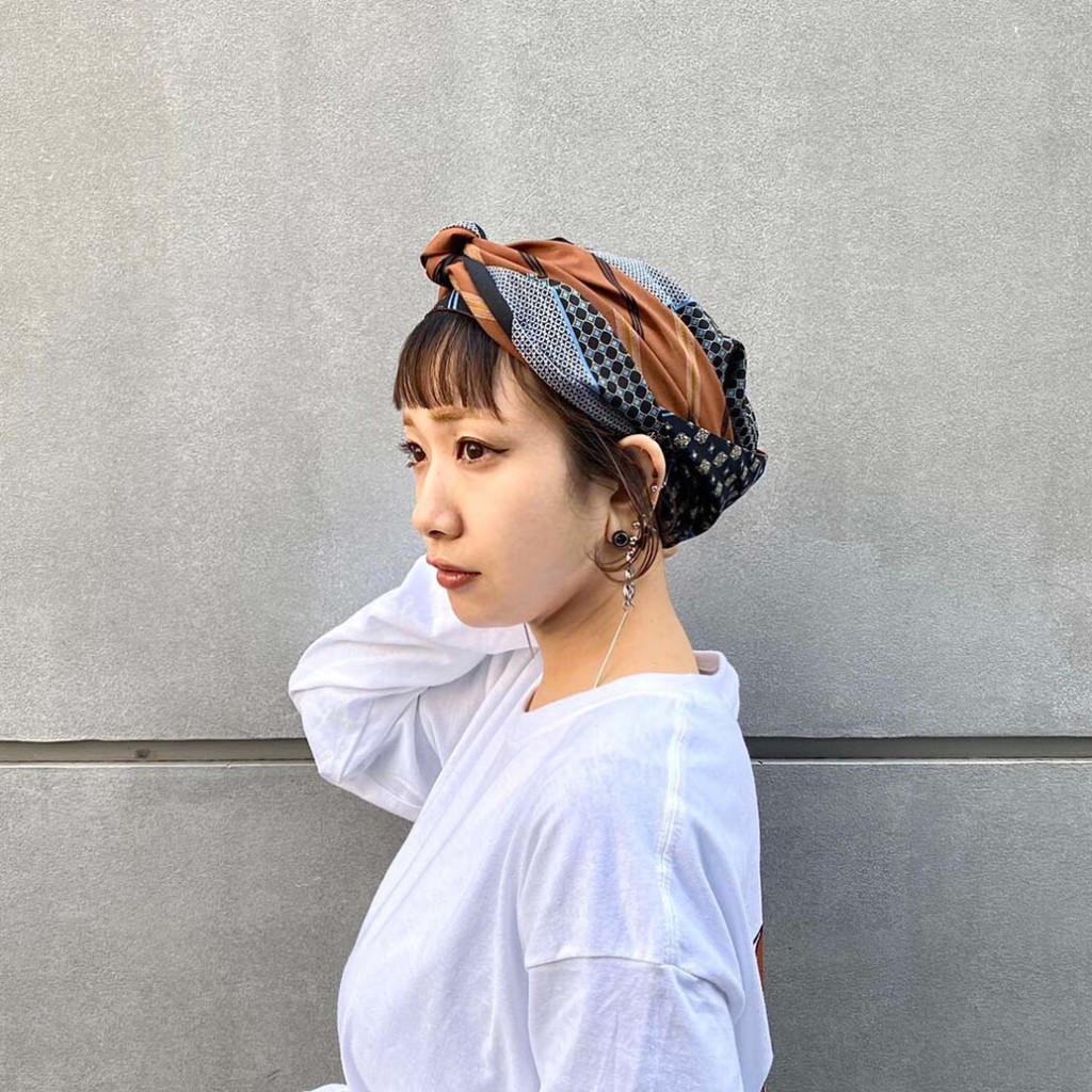 1分で崩れない上品ヘアアレンジ！海外セレブ流スカーフの巻き方