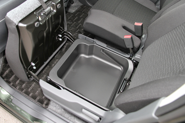 新型スペーシアの助手席収納が「動く部屋」を進化させる？軽自動車の限界を超えたスペース活用の裏側