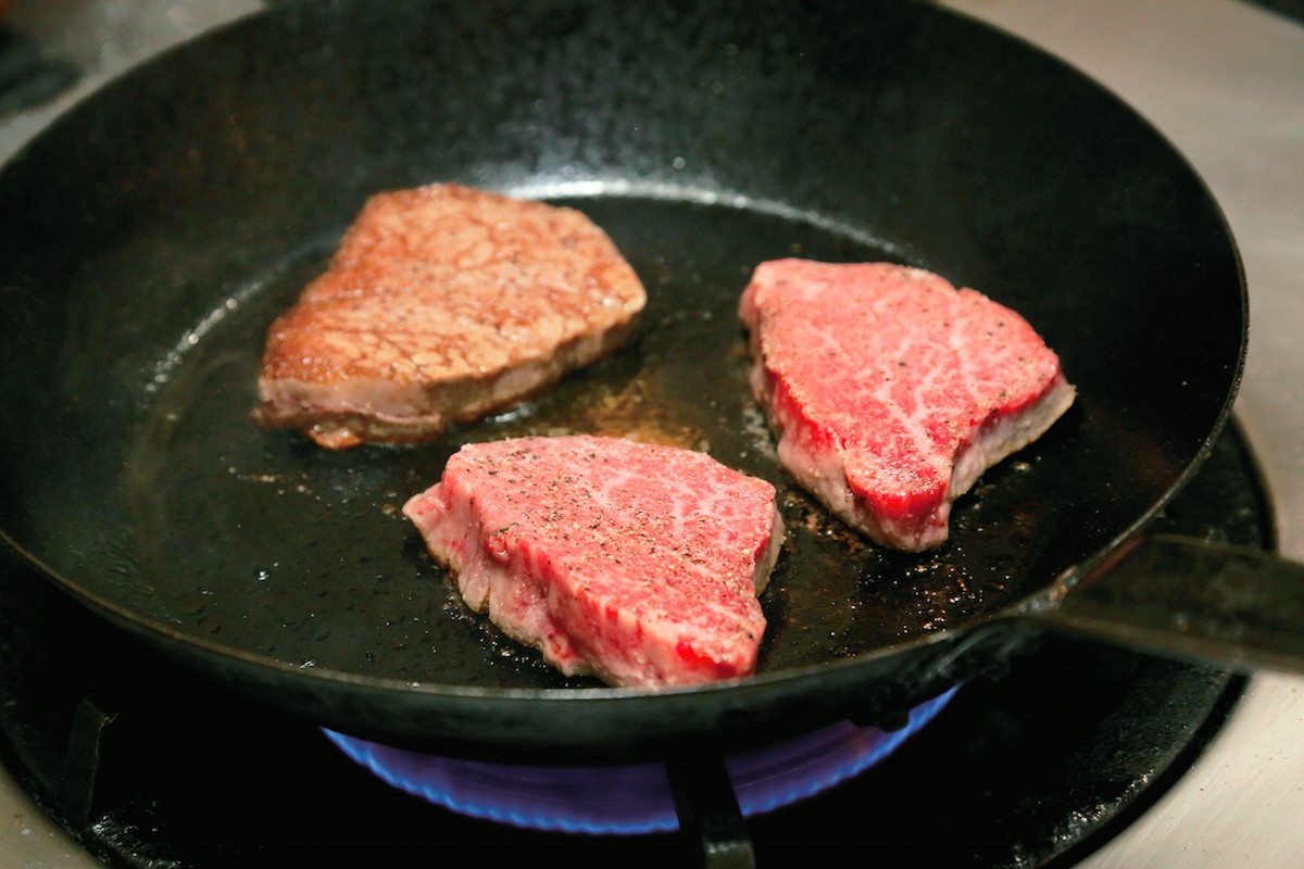 プロ直伝の極上ヒレ肉焼き方！フライパンと余熱でパサつかない科学的秘訣