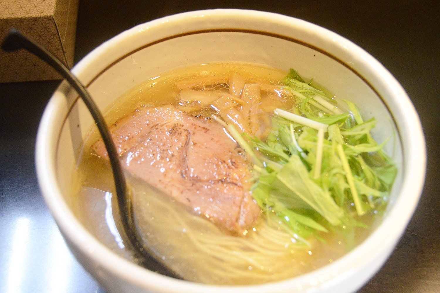 なぜ麺屋焔は熱狂的に愛されるのか？2026年最新メニューと行列回避術