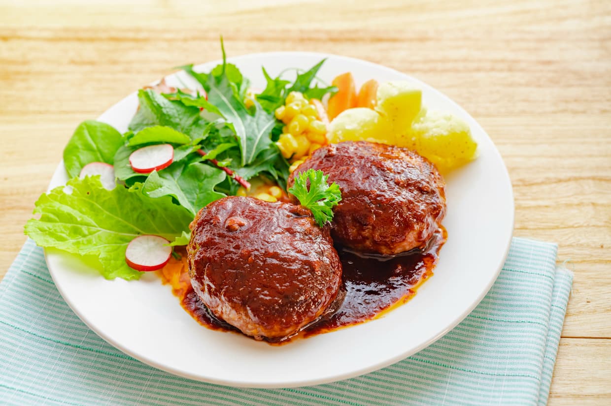 玉ねぎなしハンバーグはパサつく？肉汁が溢れ出す黄金比とプロの代用術
