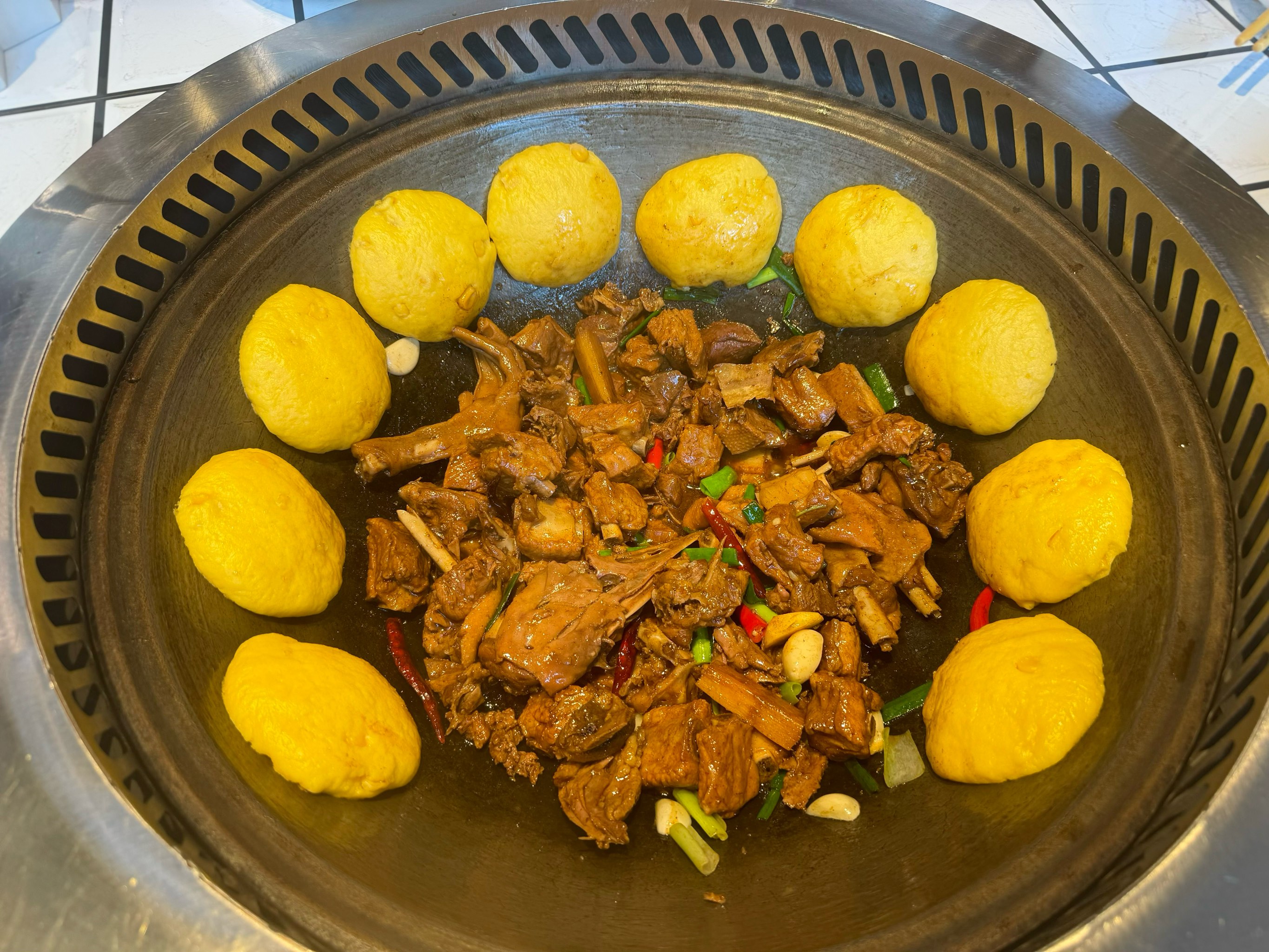 話題の中国東北料理「鉄鍋炖」とは？豪快鍋とトウモロコシパンの衝撃