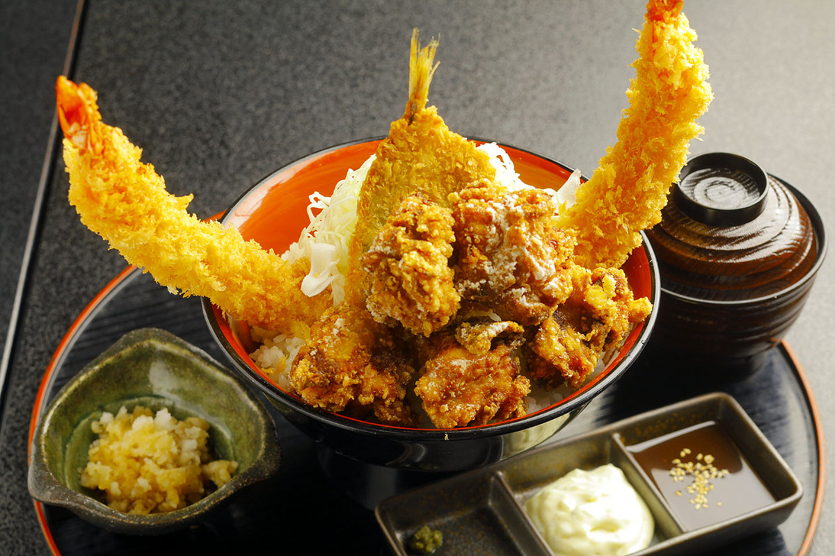 船橋うおのぶ食堂の特大エビフライ定食！客が殺到する魅力と混雑攻略