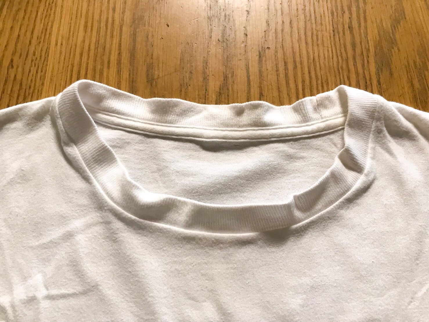 お気に入りのTシャツ首元よれは復活する！氷水とアイロンで直す決定版