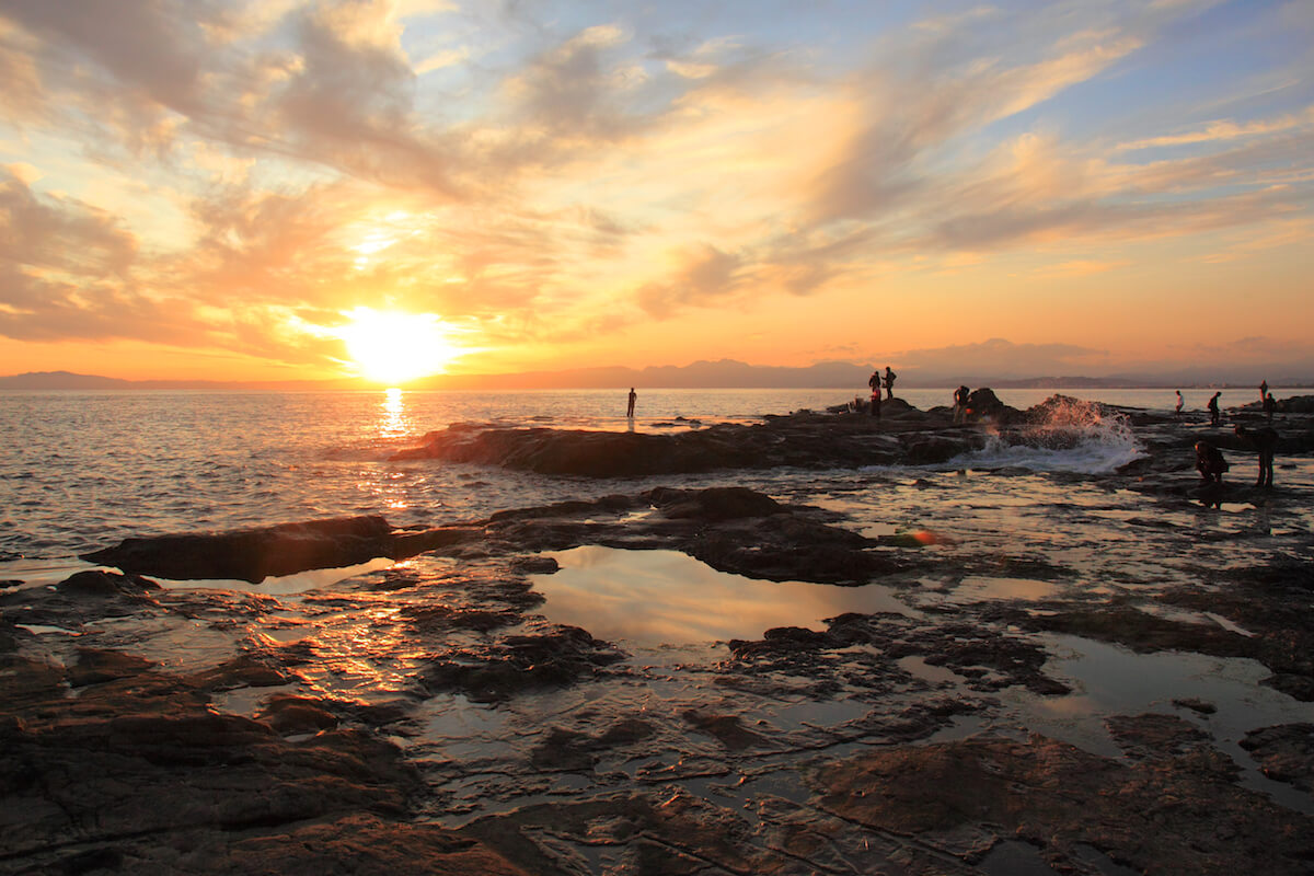 江の島最奥・稚児ヶ淵の悲恋伝説と絶景夕日｜階段攻略と渡船の真実