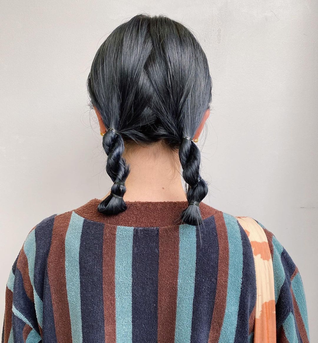 三つ編みミディアムが垢抜ける！大人の簡単アレンジと崩れない裏技