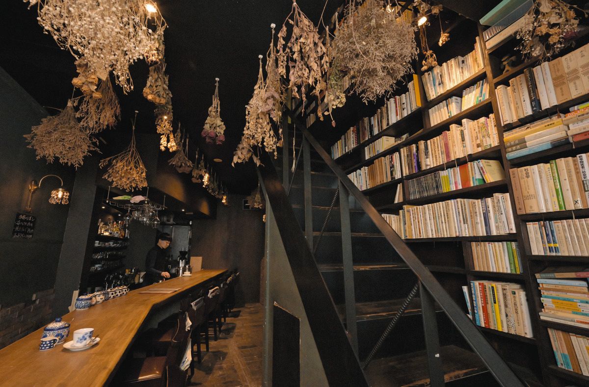 神保町の隠れ家・眞踏珈琲店を徹底解剖！本棚とネルドリップの至福時間