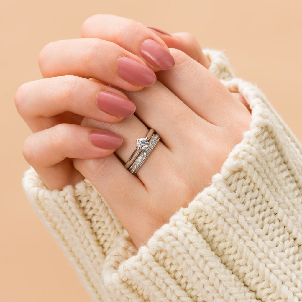 結婚指輪のつけっぱなしは大丈夫？割合や衛生リスク・変形を防ぐ対処法