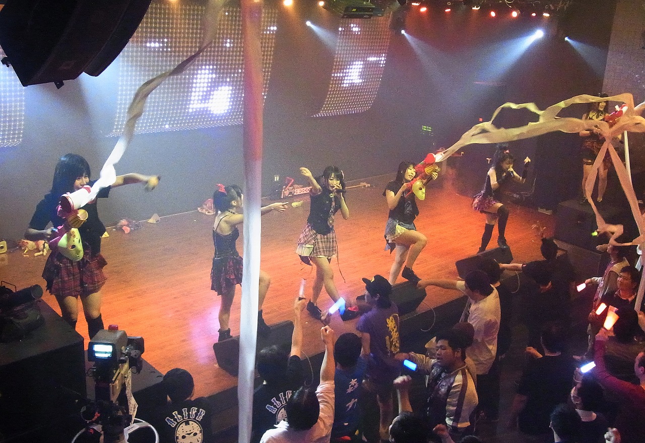 地下アイドルの過激化なぜ加速？特典会と衣装の裏事情、現場の真相