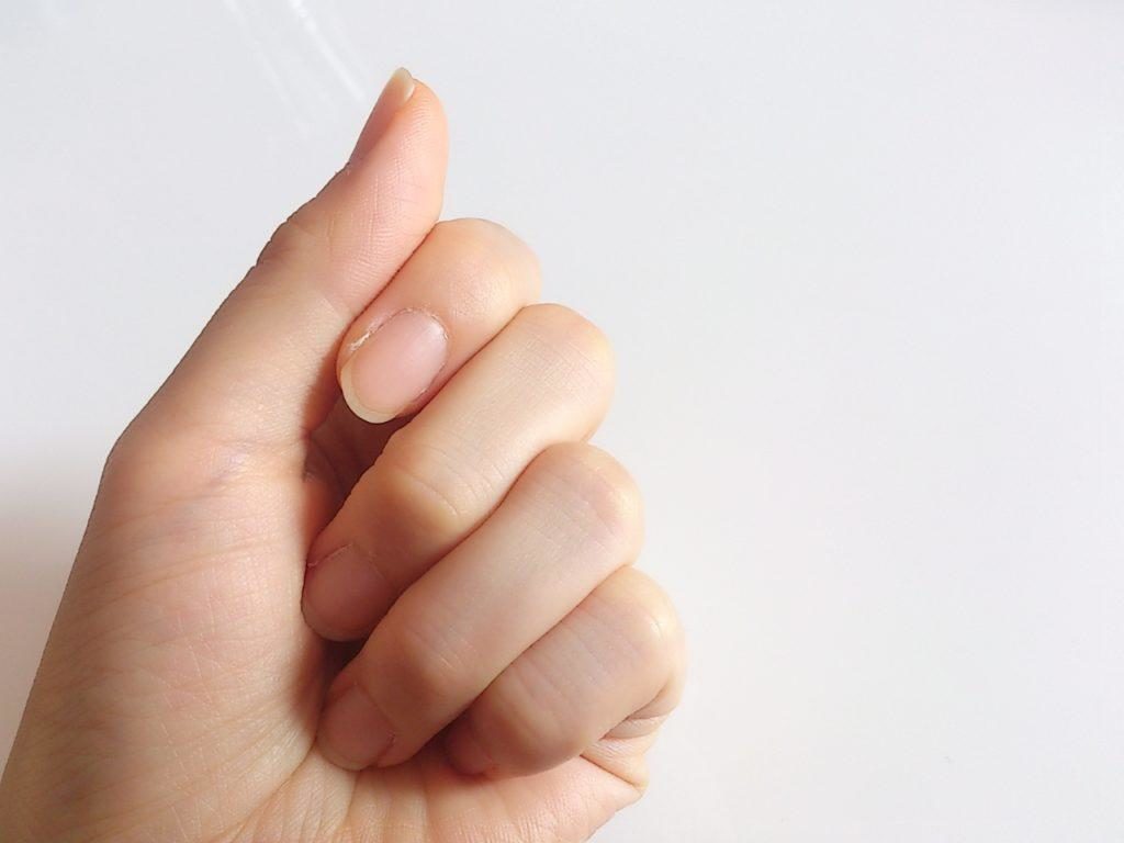 爪の白い点は幸運のサイン？医学的な原因と指ごとの意味を徹底解明