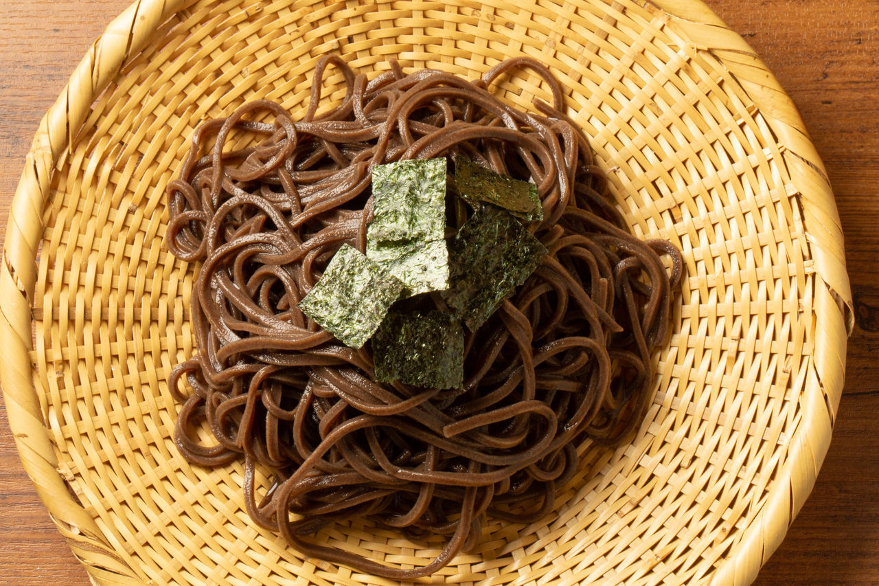 幻の黒い麺「音威子府駅そば」が消えた真相と2026年現在の復活動向