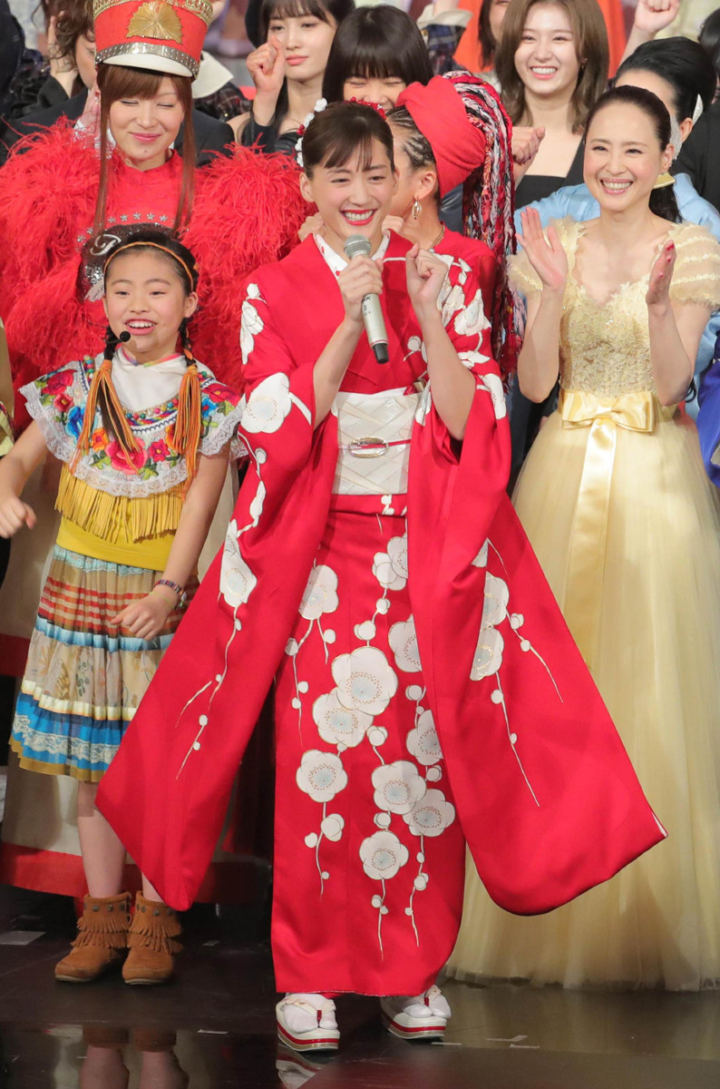 綾瀬はるか紅白司会の軌跡！涙の理由とハプニングの舞台裏を徹底検証