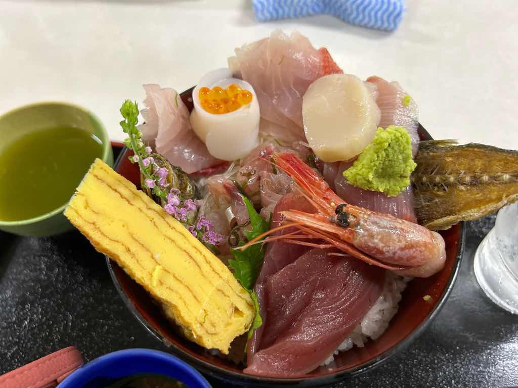 小田原魚市場食堂の魅力と混雑攻略｜名物海鮮丼とアジフライの真相