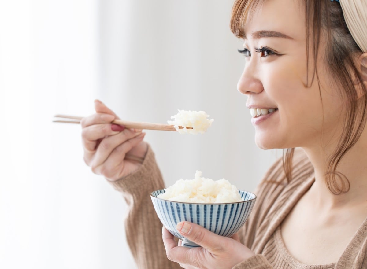 迎え舌とは？育ちや心理と嫌われる理由・大人の直し方まで徹底解説