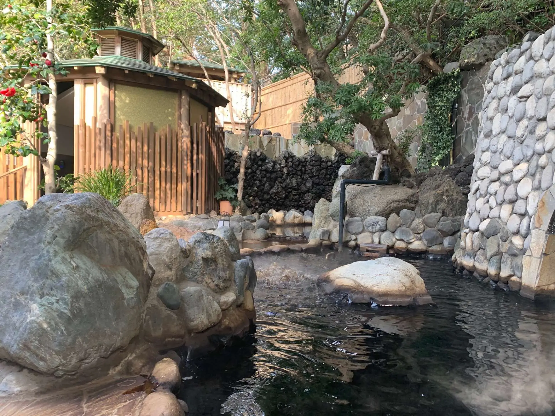 調布「湯守の里」が愛される理由！漆黒の黒湯・サウナと混雑攻略法