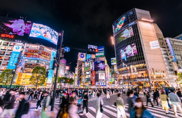 渋谷の夜をハックする正体不明の影。「けつ だ いら まん」が仕掛ける2026年最大のストリートアート狂騒曲
