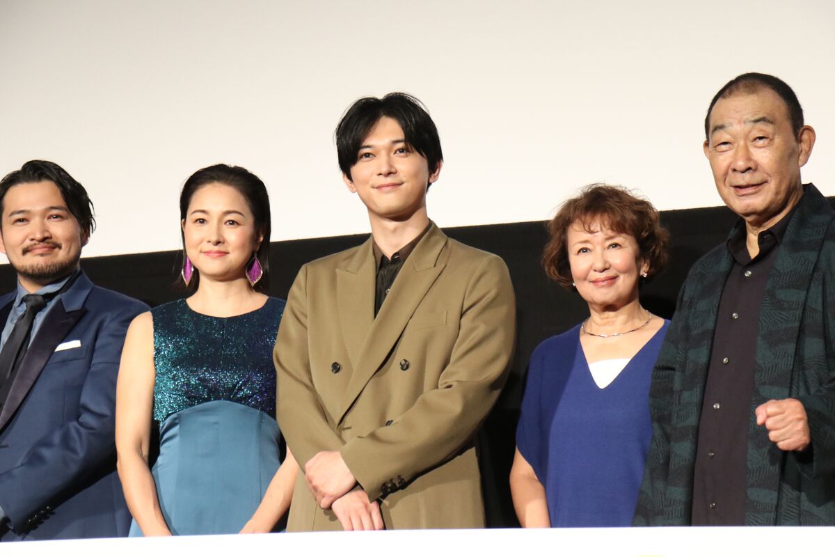 吉沢亮の家族構成最新まとめ！男4人兄弟の絆と厳格な両親の素顔
