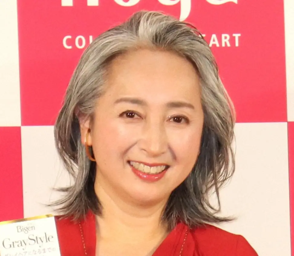 近藤サトのグレイヘアは何歳から？白髪染めをやめた理由と現在の美しさ