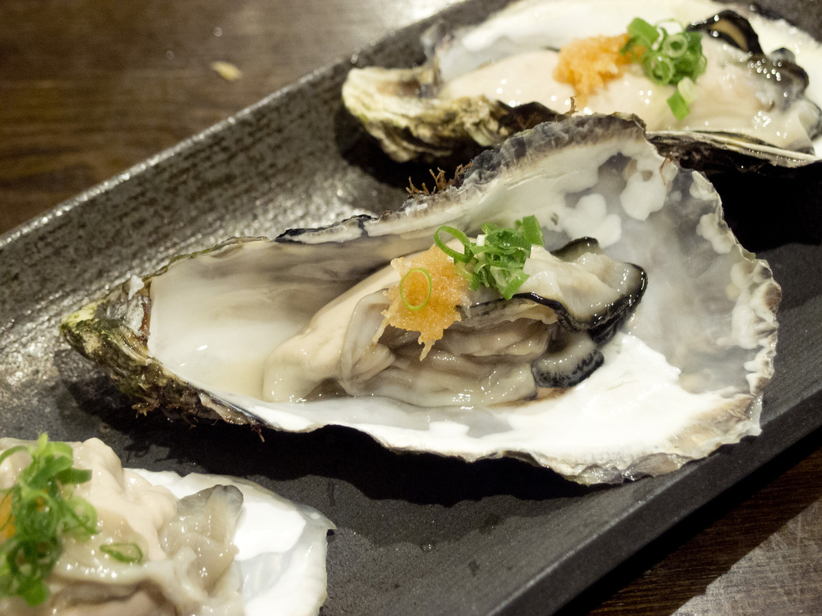殻付き牡蠣の安全な食べ方とは？生食の見極めと食中毒を防ぐ加熱の鉄則