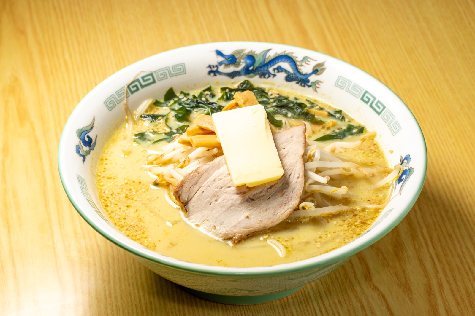 青森の伝説グルメが世界を席巻中！「カオスな一杯」になぜ全世界の美食家がひれ伏すのか？