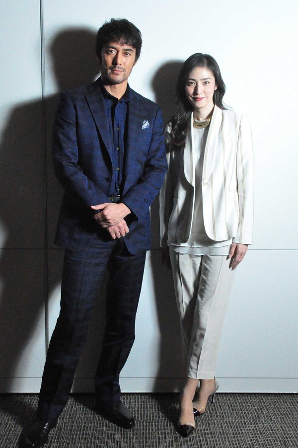 【2026年最新】阿部寛が18年間守り抜いた「妻の素顔」— ネット上の写真噂と会見の似顔絵、パパラッチを跳ね返す徹底防壁の真実
