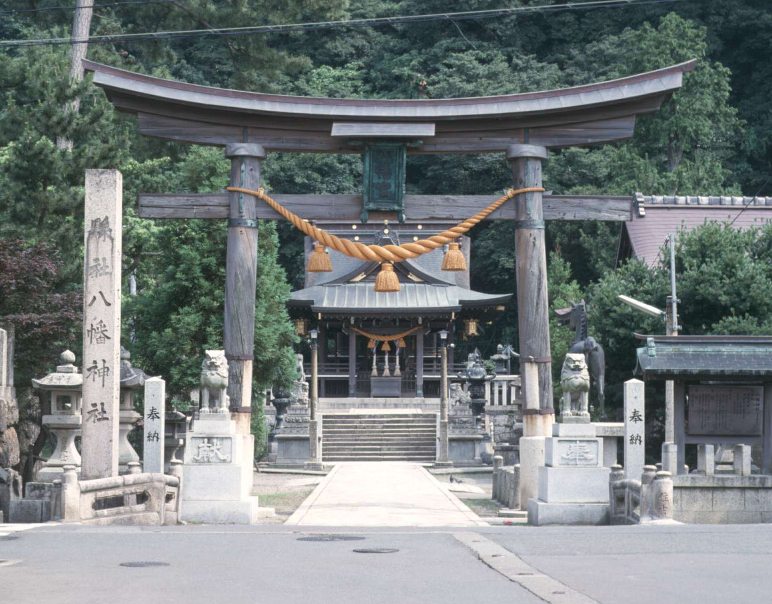 八幡神社の鳥居に隠された謎とは？構造の違いや鳩文字の秘密を徹底解剖