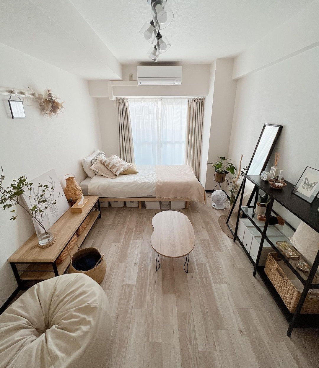 8畳の部屋は狭い？ベッドとソファが収まる家具配置の正解と最新実例