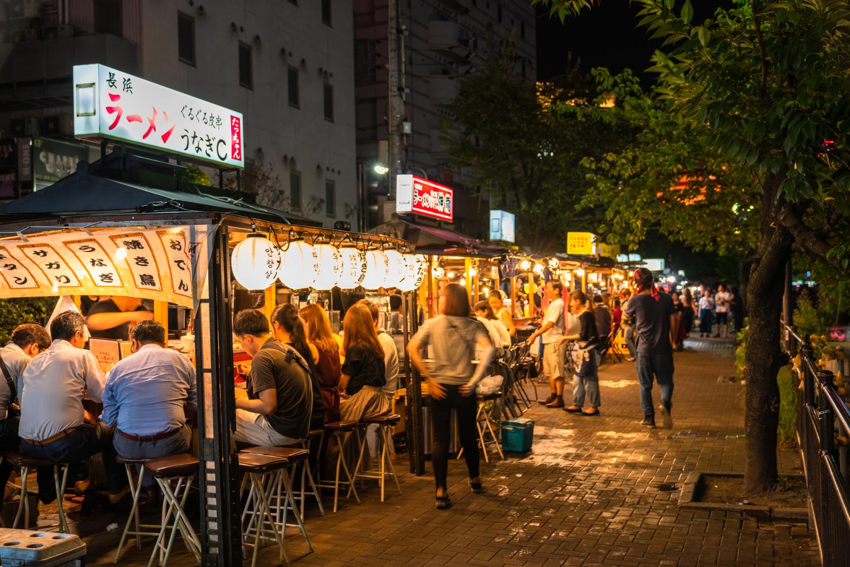 【2026年最新リポート】福岡の夜を照らす屋台文化の進化と現在地。伝統の赤提灯と新世代シェフが創る「人が集う街」の熱量