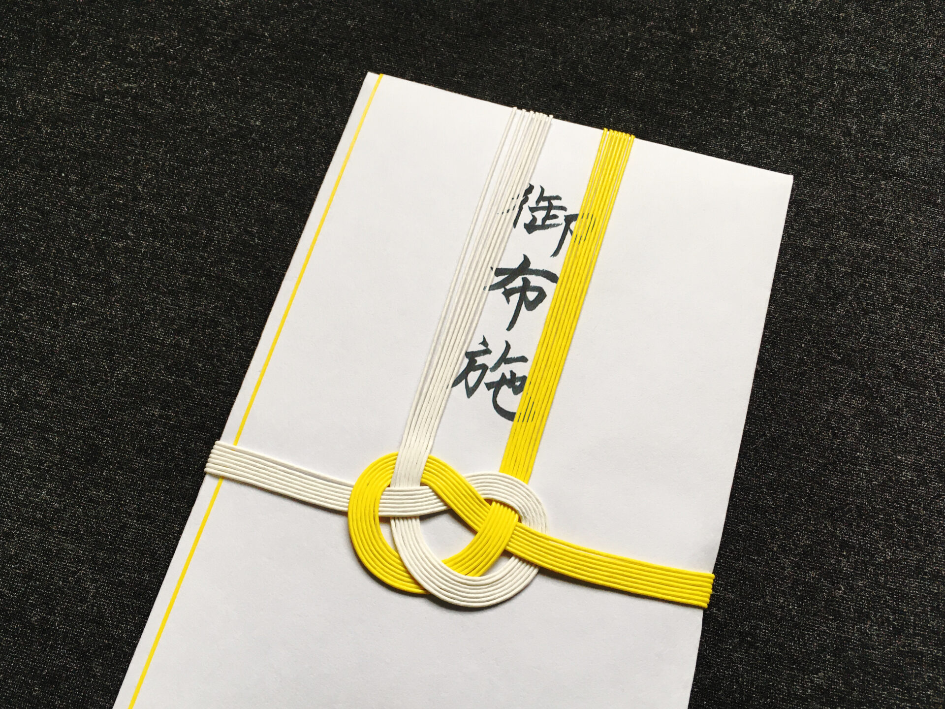 お坊さんへのお布施相場とマナー完全版｜葬儀・法事の金額と渡し方