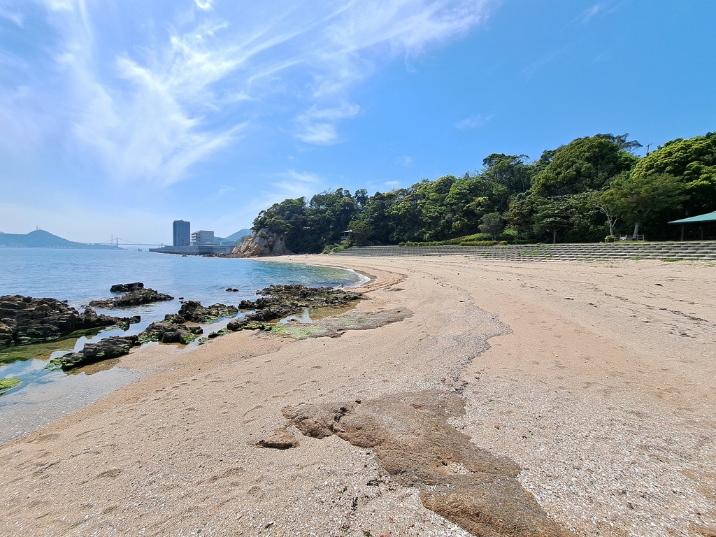 【2026年現地ルポ】波音と静寂が交差する「三軒屋 海岸」にいま何が起きているのか？隠れた絶景スポットが魅せる新たな熱気と再生の物語