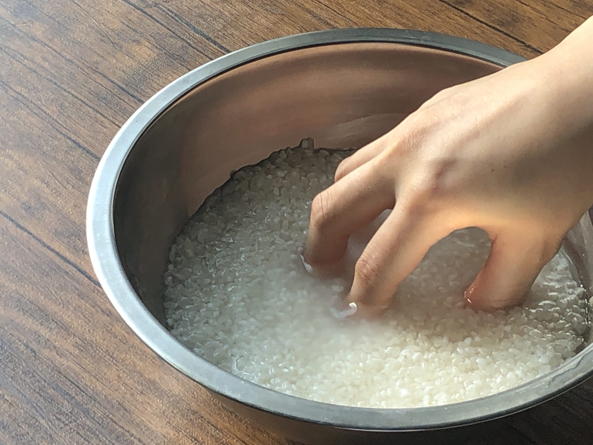 プロが教えるお米の洗い方！ゴシゴシ研ぎがNgな理由と極上炊飯術
