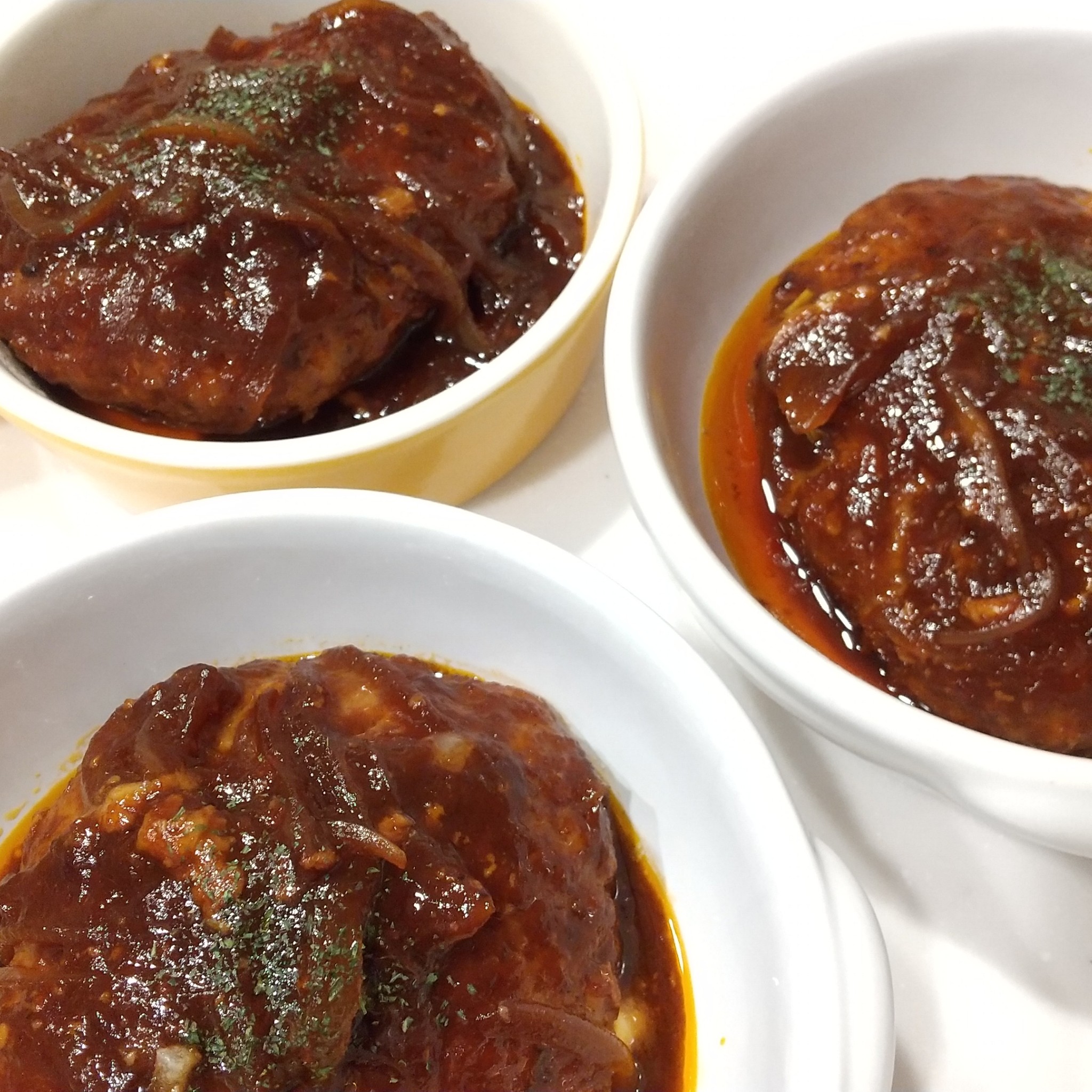 煮込みハンバーグのケチャップ黄金比！酸味を消す隠し味とプロの技