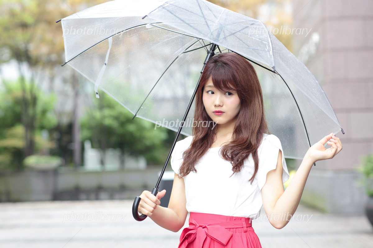 雨の街で違反になる？傘をさす行動の危険性と知られざる最新ルール
