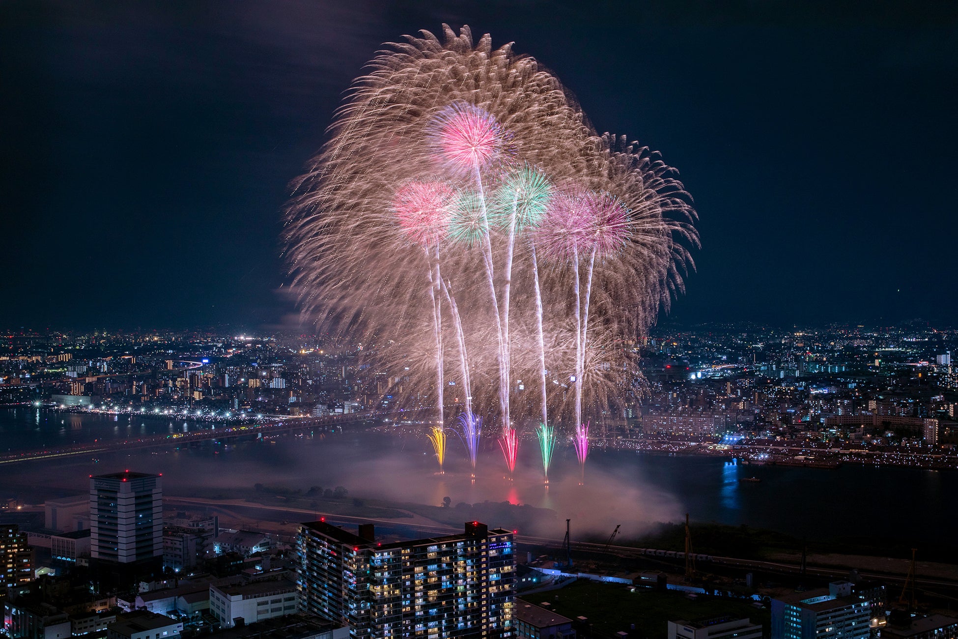 【2026】梅田スカイビル淀川花火の予約攻略！特別鑑賞と穴場の全貌