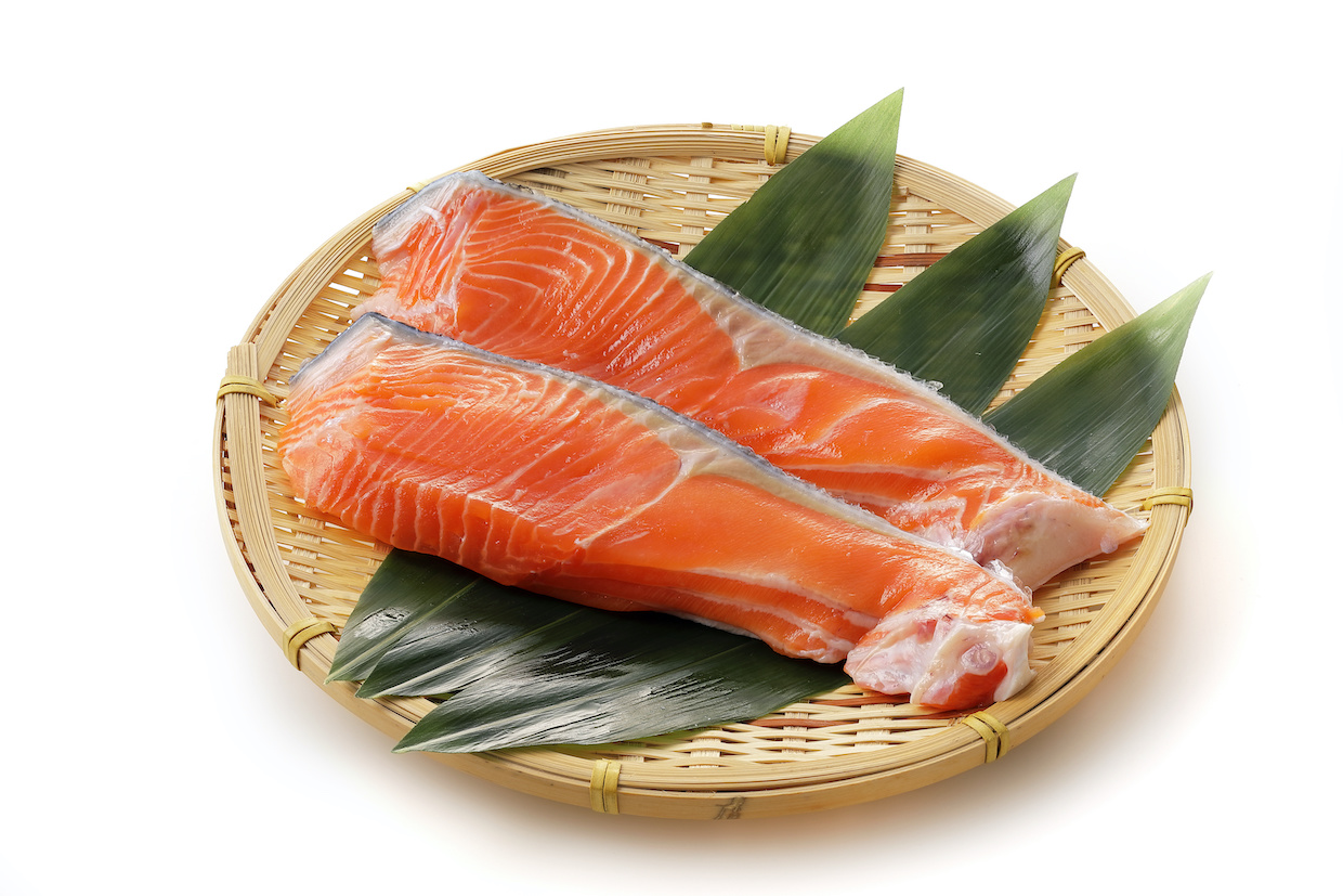 サーモンとは何か？鮭との決定的な違いと生食できる理由の真相
