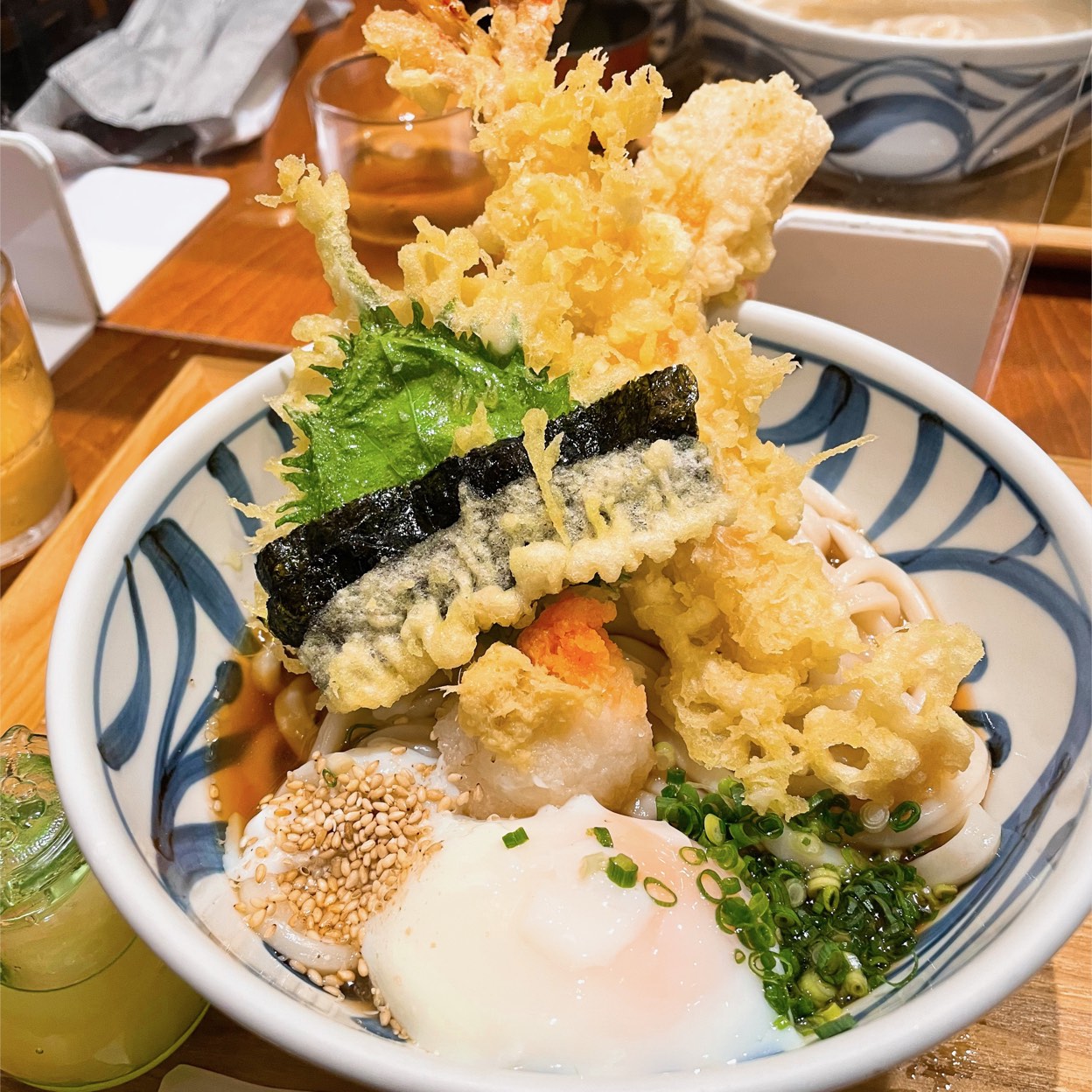 なぜ「うどん棒 大阪店」は大行列なのか？名物ひや天の秘密と攻略法