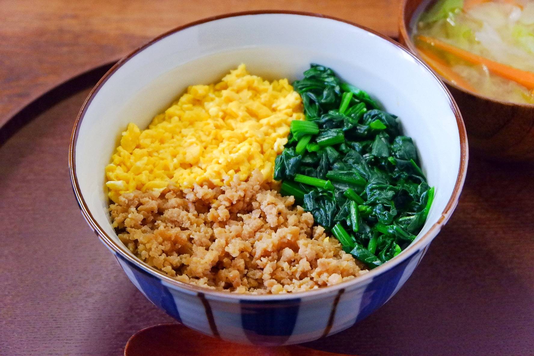 三食丼とは何か？「三色丼」との決定的な違いと2026年なぜ再注目されるのか