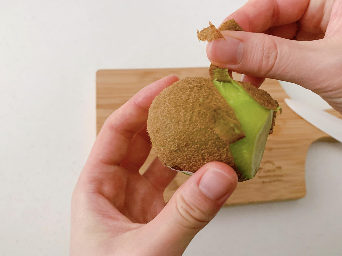 キウイの剥き方はコップで秒速解決！手が汚れない裏ワザと驚きの栄養術