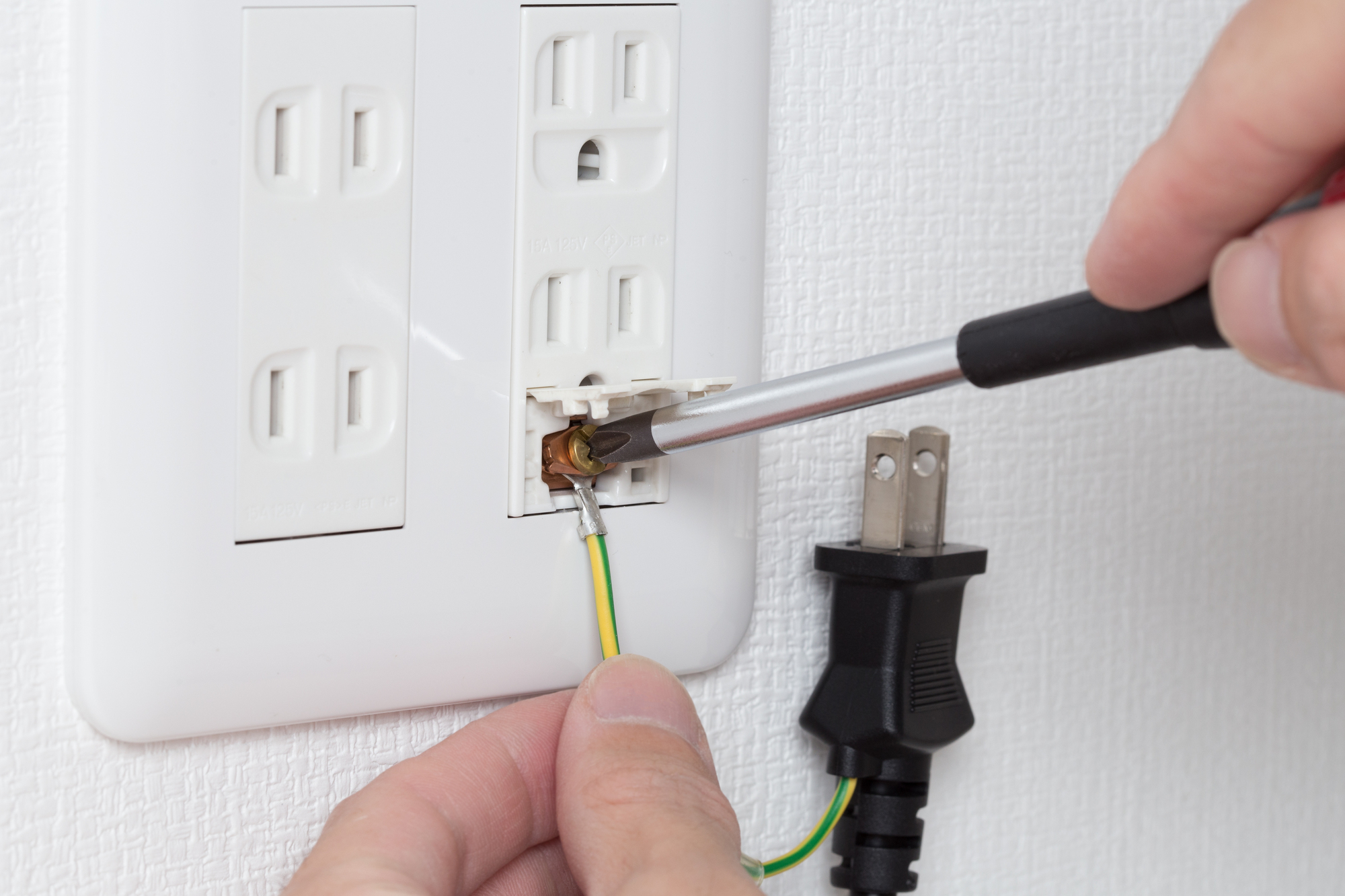 電子レンジのアース線は不要？付けない危険性と賃貸の対処法を解説