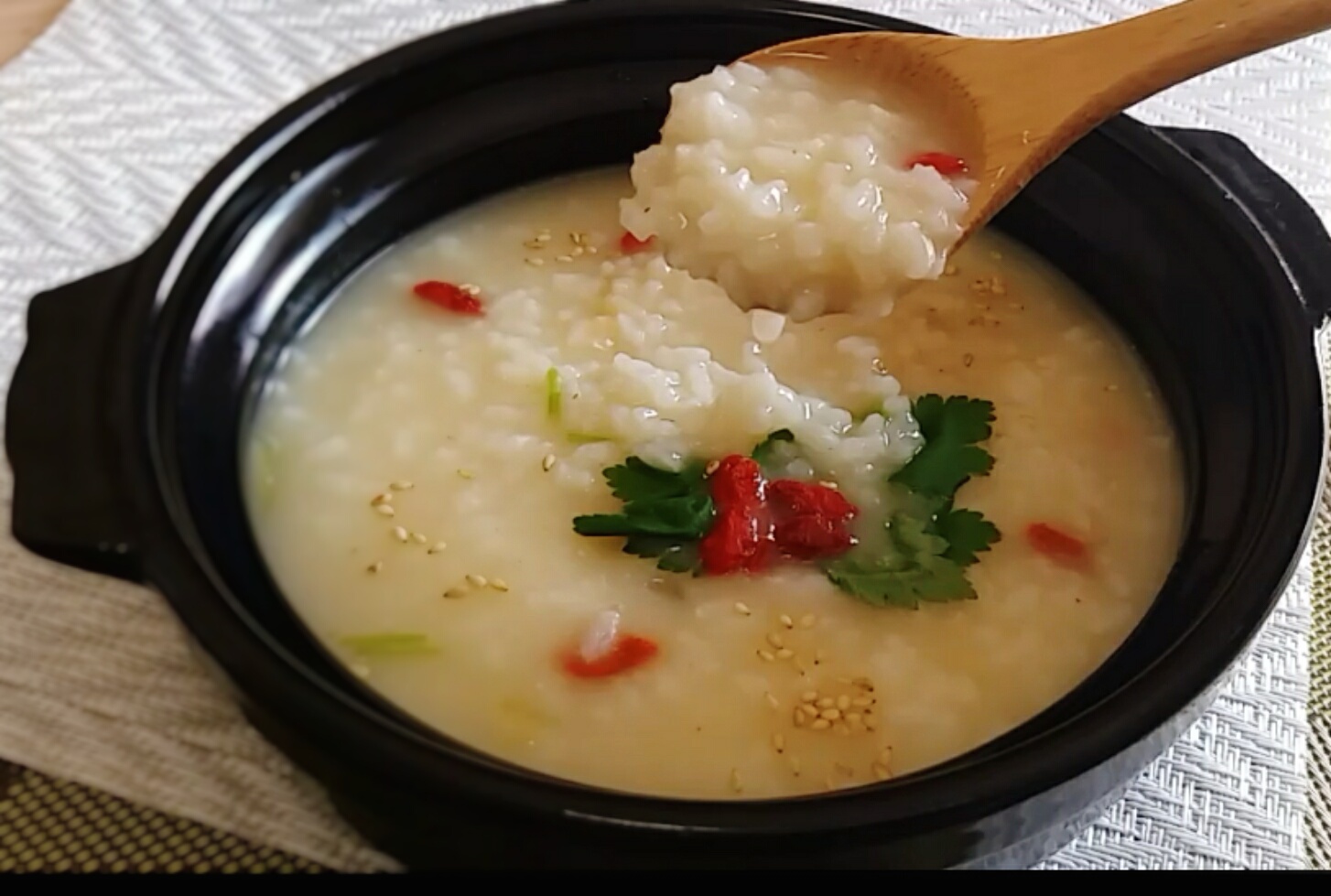 薬膳粥がなぜ大ブーム？体質別効果と炊飯器レシピ・専門店評判の真相