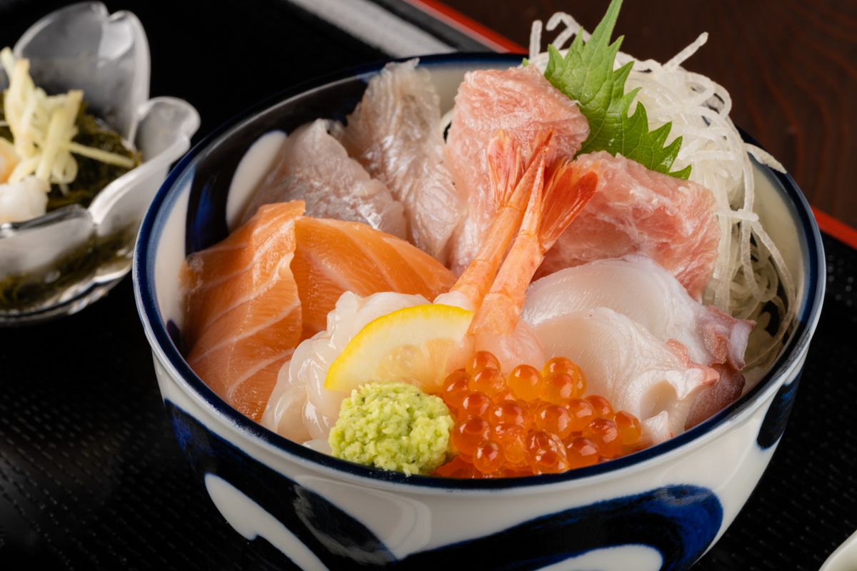 新潟市の海鮮丼決定版！地元民が通う名店と市場直結の穴場を徹底比較