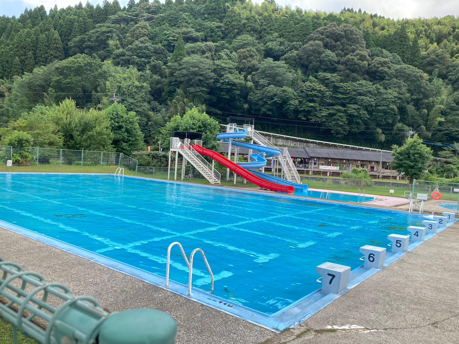 竹中池公園プール2026｜極冷湧水の真相とそうめん流し完全攻略