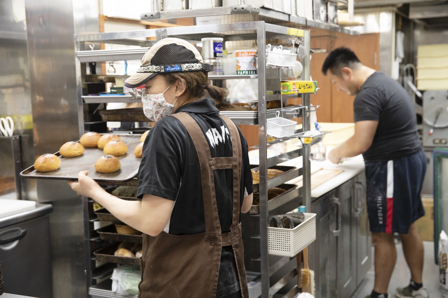 なぜ早朝から大行列？朝6時台オープンの人気パン屋が熱狂を呼ぶ理由