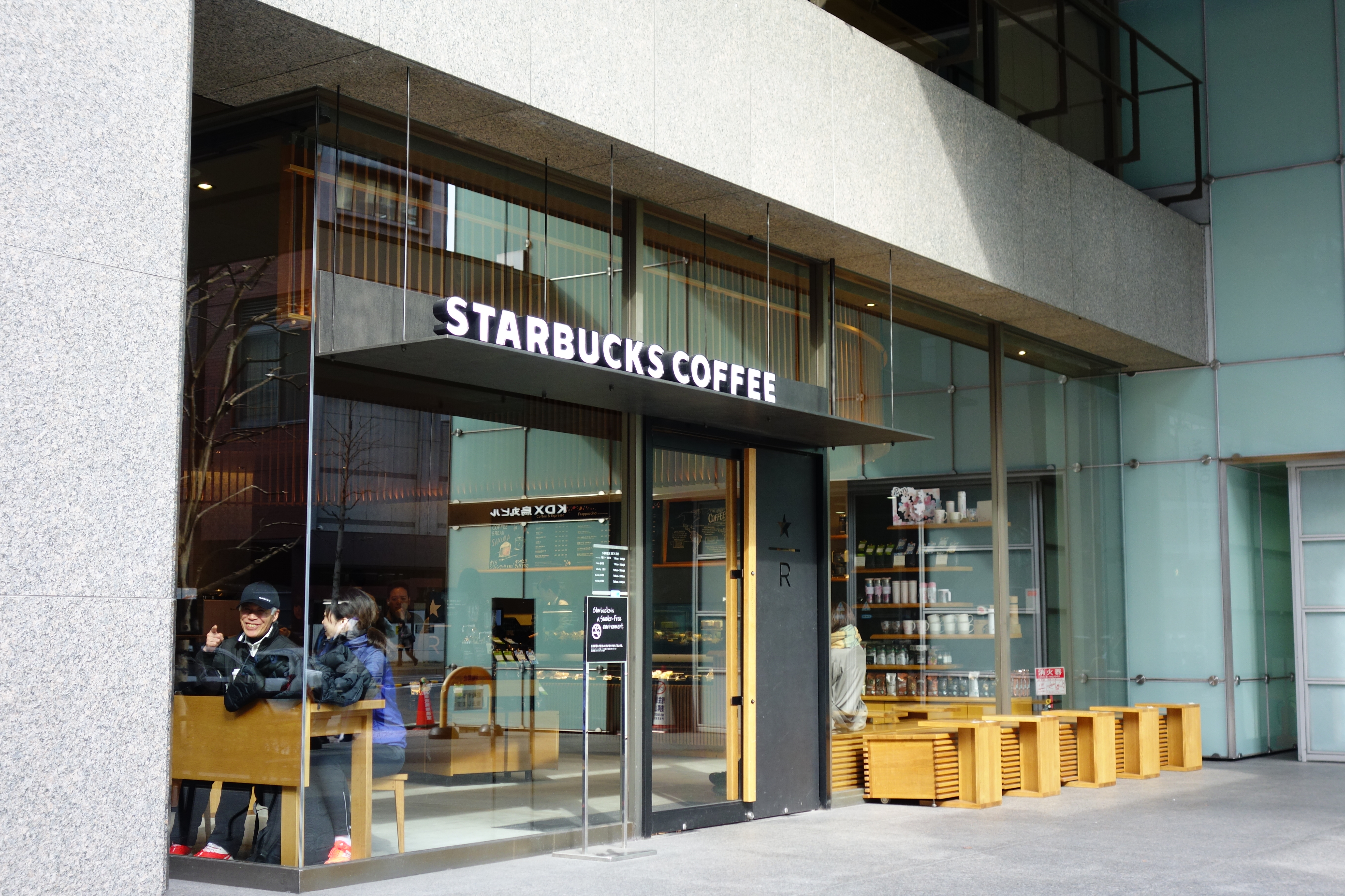 スタバ京都三条烏丸ビル店の真価｜電源・混雑・テラス席を徹底解剖