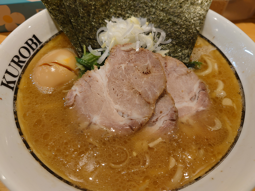 札幌・黒帯ラーメンが唸らせる理由とは？名物メニューと口コミを徹底解剖